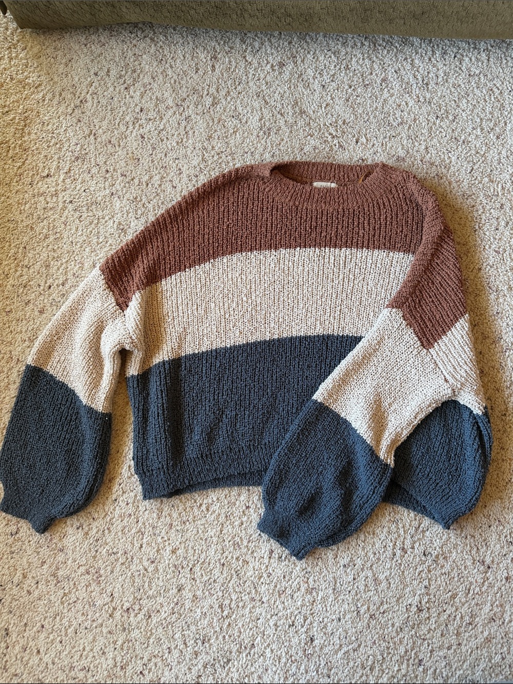 Cute slightly cropped sweater - Picture 1 of 2